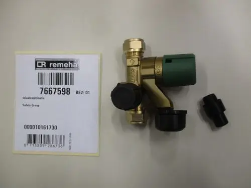 Remeha Sicherheitsgruppe, bestehend aus Messing und Kunststoffteilen, links und rechts mit schwarzen und grünen Anschlüssen. Produktlabel mit Barcode sichtbar.